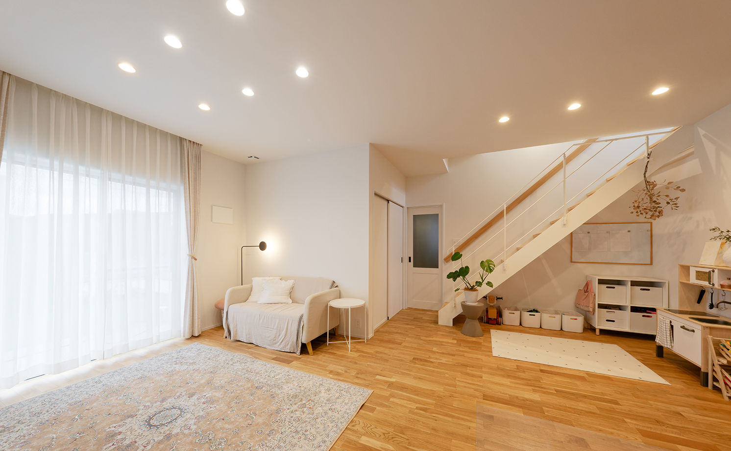 アサヒグローバルホーム 【1000万円台/間取り/30坪台/グレー外観/土間】充実仕様が決め手！1階で洗濯～片付け完結。家事時間1/2の家の建築実例画像3