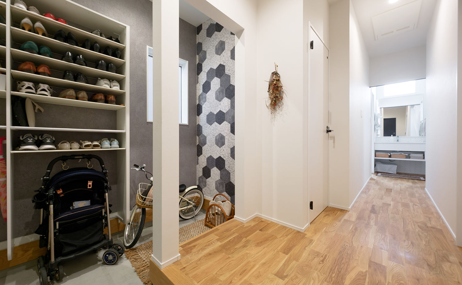 アサヒグローバルホーム 【1000万円台/間取り/30坪台/グレー外観/土間】充実仕様が決め手！1階で洗濯～片付け完結。家事時間1/2の家の建築実例画像8