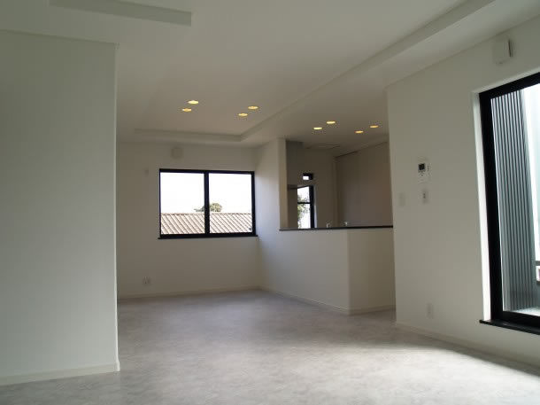 光英住宅 ガルバリウム＆箱型＆モノトーンでシンプルモダンな外観が美しい、おしゃれな別棟型二世帯住宅の建築実例画像2