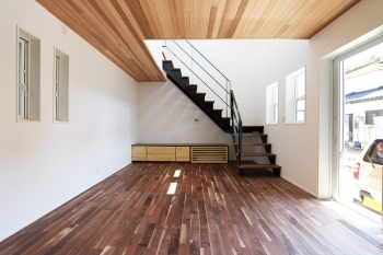光英住宅 美しいモダンデザインとハイレベルな気密断熱性能をあわせ持つ、大きな吹き抜けリビングのあるデザイン住宅の建築実例画像2