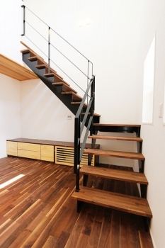 光英住宅 美しいモダンデザインとハイレベルな気密断熱性能をあわせ持つ、大きな吹き抜けリビングのあるデザイン住宅の建築実例画像3