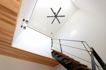 光英住宅 美しいモダンデザインとハイレベルな気密断熱性能をあわせ持つ、大きな吹き抜けリビングのあるデザイン住宅の建築実例画像4