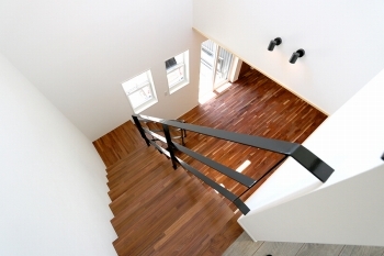 光英住宅 美しいモダンデザインとハイレベルな気密断熱性能をあわせ持つ、大きな吹き抜けリビングのあるデザイン住宅の建築実例画像5