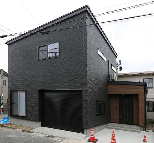 光英住宅 外張り断熱と内断熱のW断熱で一年中快適。クールな雰囲気をまとうインナーガレージのある家の建築実例画像1