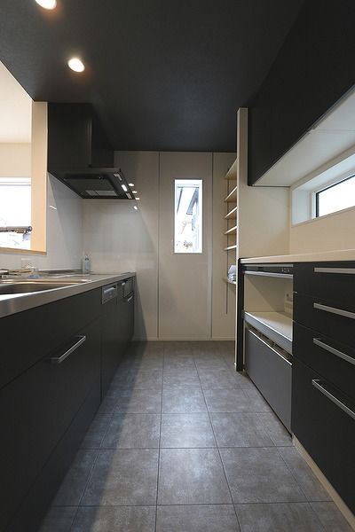 光英住宅 外張り断熱と内断熱のW断熱で一年中快適。クールな雰囲気をまとうインナーガレージのある家の建築実例画像4