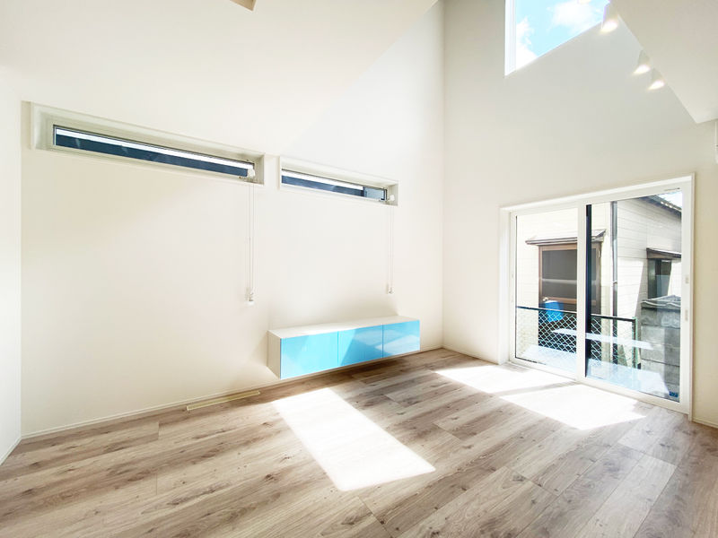 光英住宅 【本体価格2,300万円】吹き抜けから望む青空と木目の天井がマッチした高性能デザイン住宅の建築実例画像1