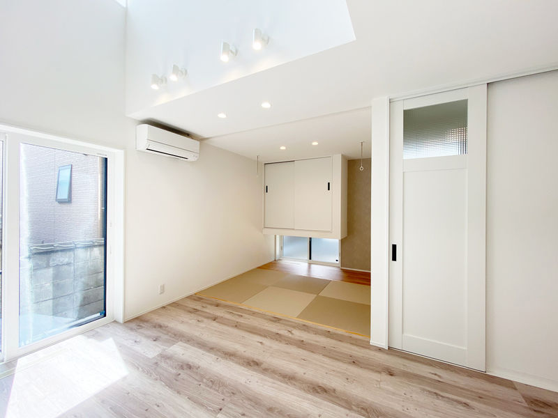 光英住宅 【本体価格2,300万円】吹き抜けから望む青空と木目の天井がマッチした高性能デザイン住宅の建築実例画像2