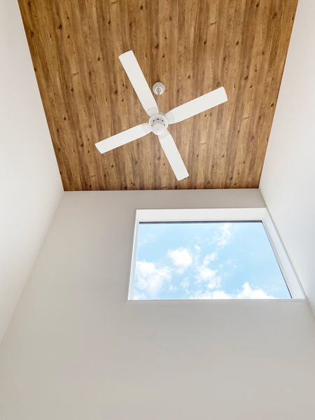 光英住宅 【本体価格2,300万円】吹き抜けから望む青空と木目の天井がマッチした高性能デザイン住宅の建築実例画像3