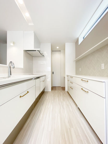 光英住宅 【本体価格2,300万円】吹き抜けから望む青空と木目の天井がマッチした高性能デザイン住宅の建築実例画像4