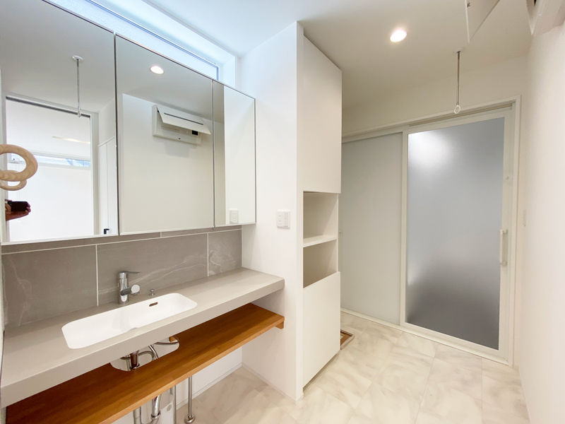 光英住宅 【本体価格2,300万円】吹き抜けから望む青空と木目の天井がマッチした高性能デザイン住宅の建築実例画像5