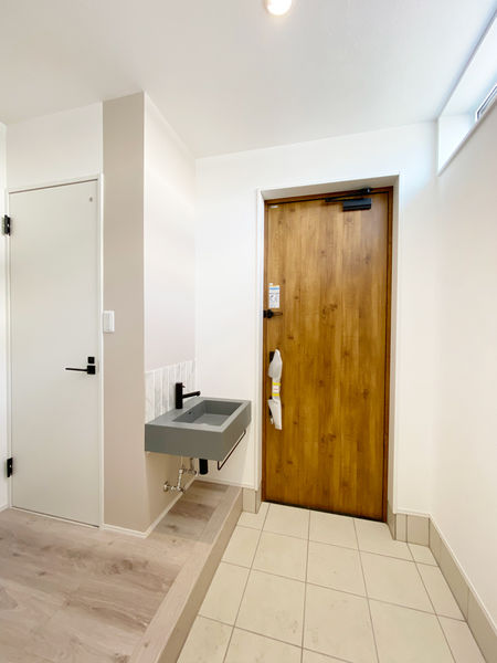 光英住宅 【本体価格2,300万円】吹き抜けから望む青空と木目の天井がマッチした高性能デザイン住宅の建築実例画像7