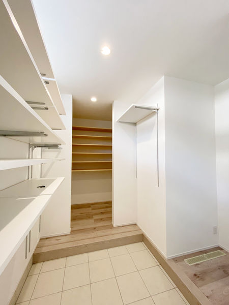 光英住宅 【本体価格2,300万円】吹き抜けから望む青空と木目の天井がマッチした高性能デザイン住宅の建築実例画像8