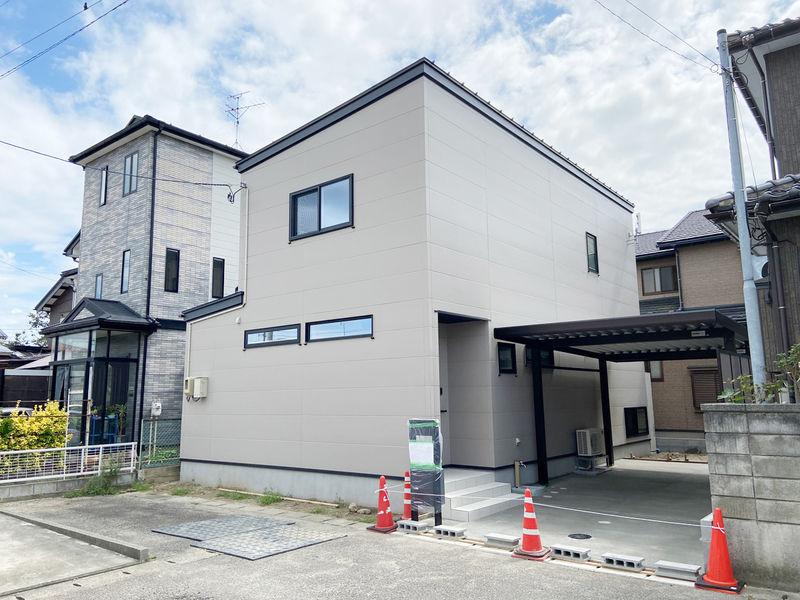 光英住宅 【本体価格2,300万円】吹き抜けから望む青空と木目の天井がマッチした高性能デザイン住宅の建築実例画像9