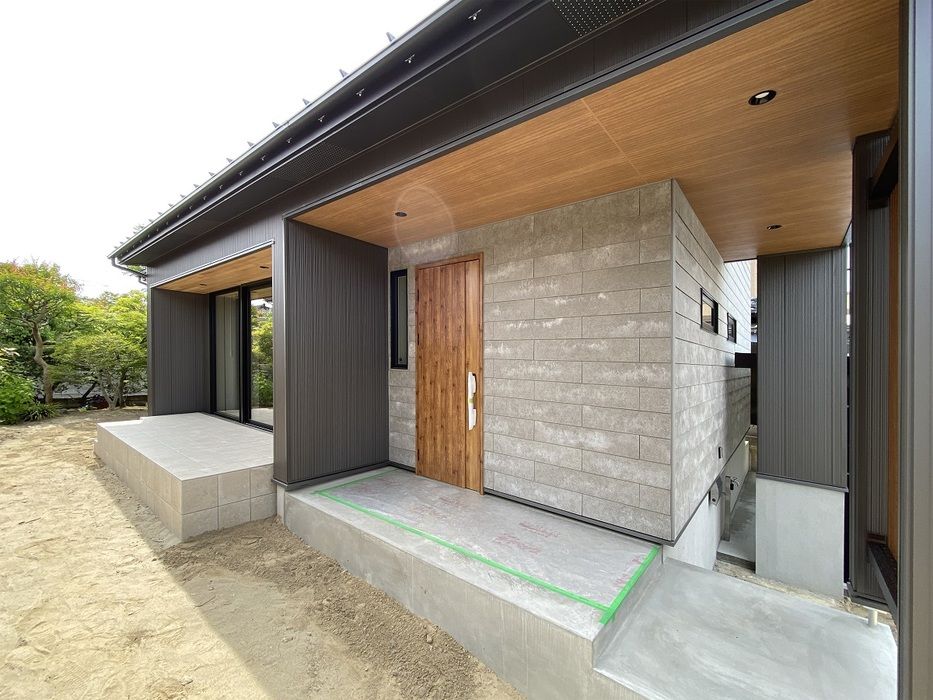 光英住宅 和と洗練が調和。木目調の外観、上質な空間。高めの腰壁の収納、機能的な洗面台。居心地の良い住まいの建築実例画像2