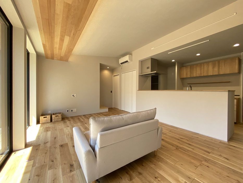 光英住宅 和と洗練が調和。木目調の外観、上質な空間。高めの腰壁の収納、機能的な洗面台。居心地の良い住まいの建築実例画像4