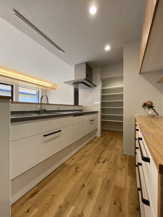 光英住宅 和と洗練が調和。木目調の外観、上質な空間。高めの腰壁の収納、機能的な洗面台。居心地の良い住まいの建築実例画像6