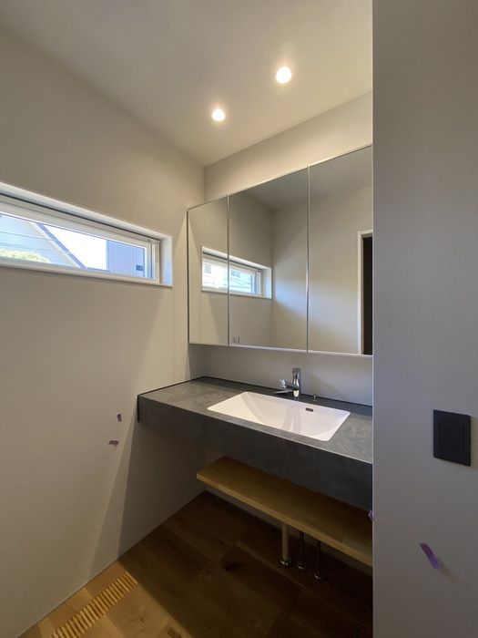 光英住宅 和と洗練が調和。木目調の外観、上質な空間。高めの腰壁の収納、機能的な洗面台。居心地の良い住まいの建築実例画像8