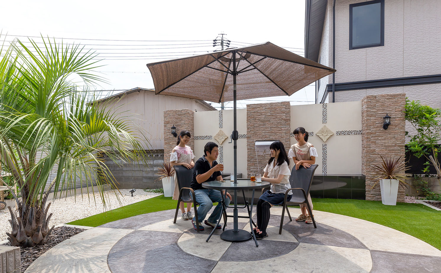 アエラホーム 【3000万円台/40坪台/間取り図】室内から愛車を眺めるビルトインガレージが自慢 家族が繋がる二世帯住宅の建築実例画像2