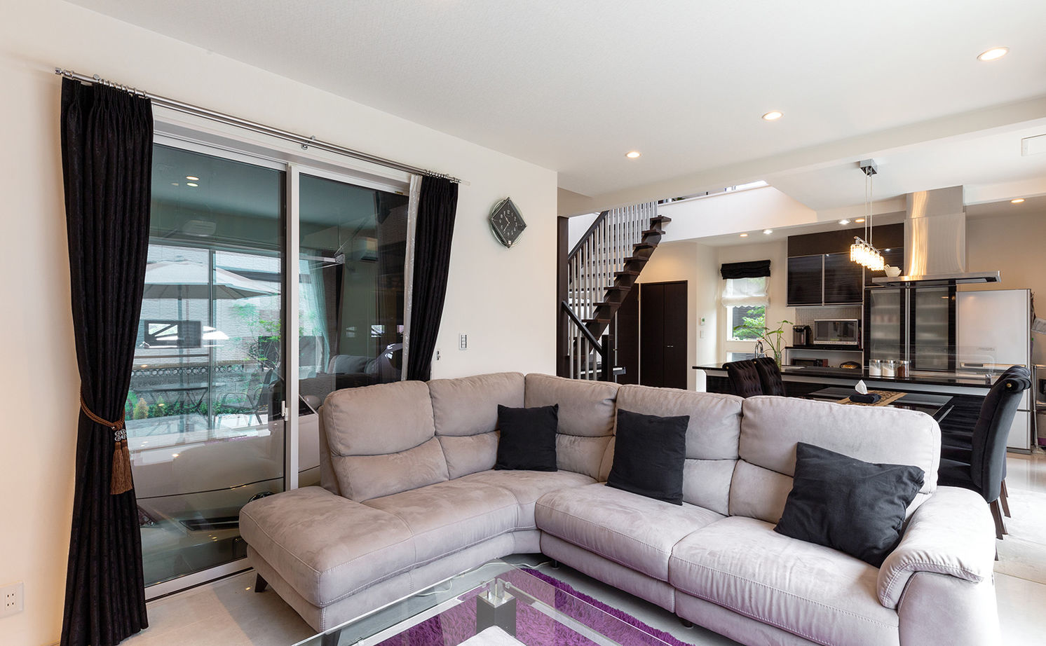 アエラホーム 【3000万円台/40坪台/間取り図】室内から愛車を眺めるビルトインガレージが自慢 家族が繋がる二世帯住宅の建築実例画像4