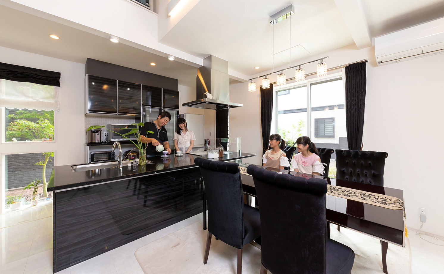 アエラホーム 【3000万円台/40坪台/間取り図】室内から愛車を眺めるビルトインガレージが自慢 家族が繋がる二世帯住宅の建築実例画像6