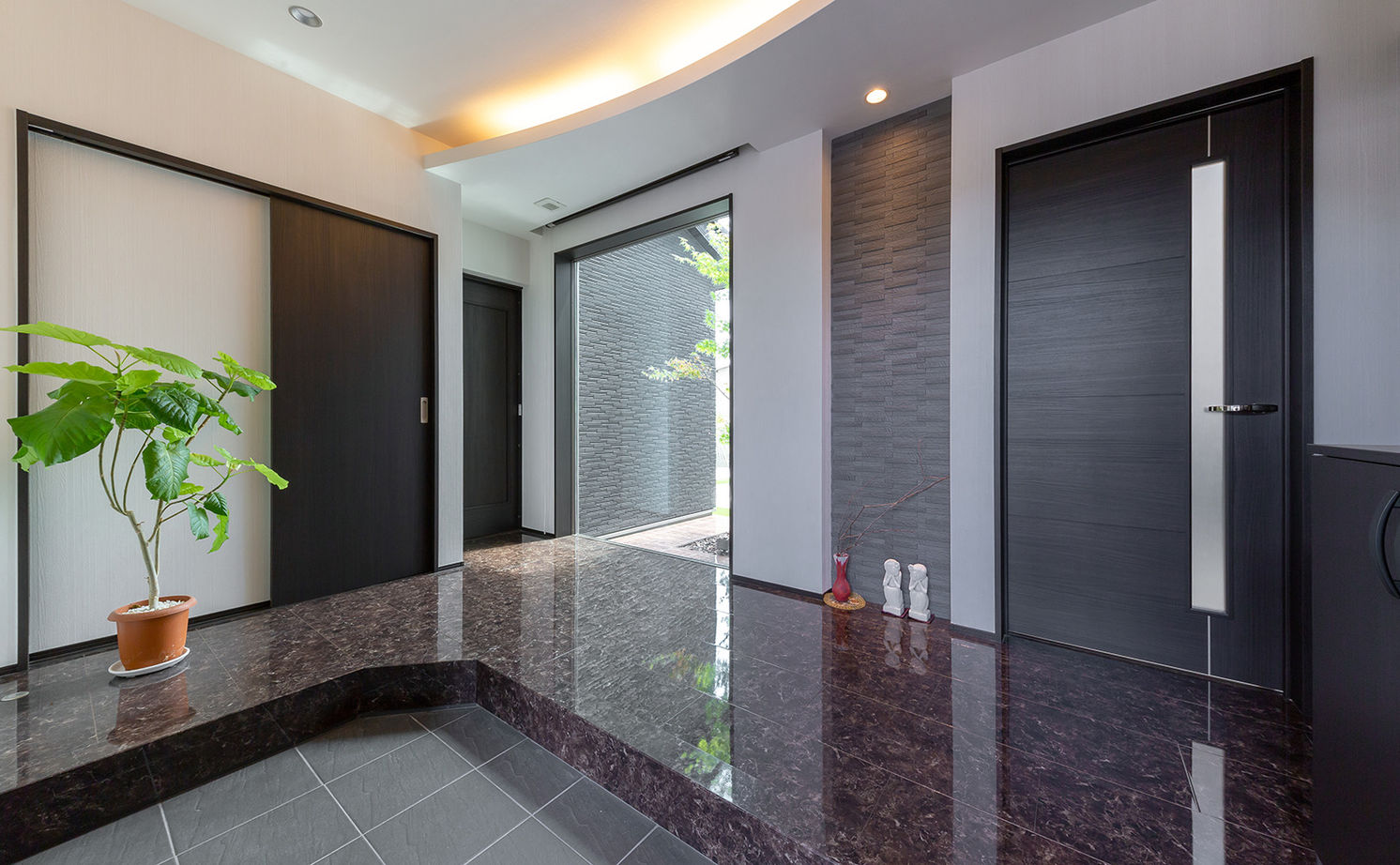 アエラホーム 【3000万円台/40坪台/間取り図】室内から愛車を眺めるビルトインガレージが自慢 家族が繋がる二世帯住宅の建築実例画像8