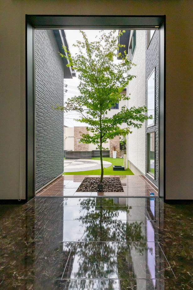 アエラホーム 【3000万円台/40坪台/間取り図】室内から愛車を眺めるビルトインガレージが自慢 家族が繋がる二世帯住宅の建築実例画像9