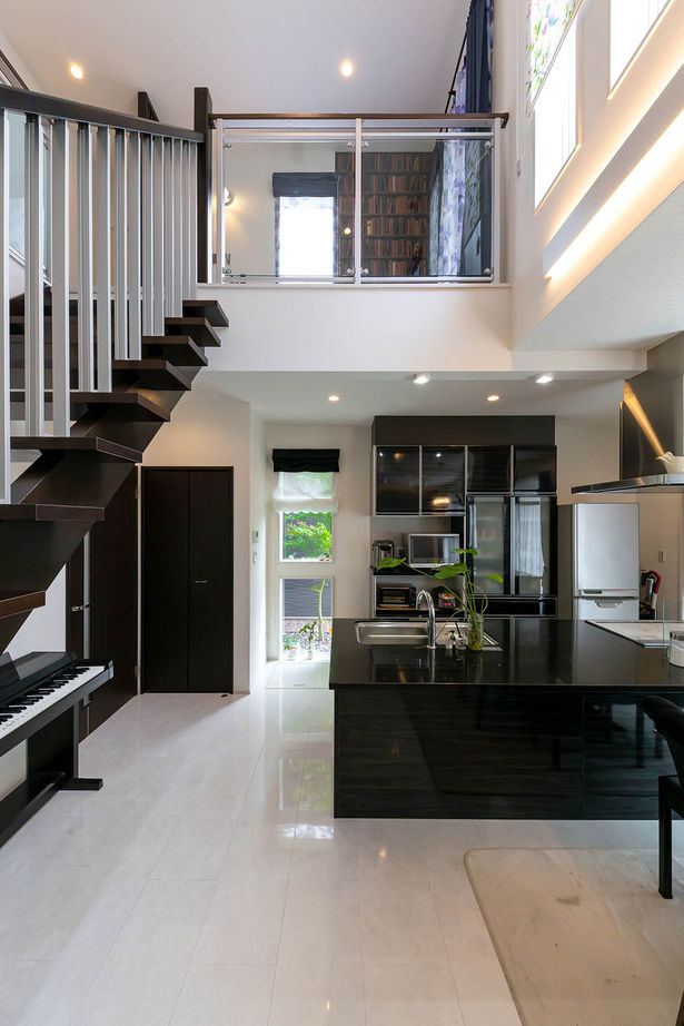 アエラホーム 【3000万円台/40坪台/間取り図】室内から愛車を眺めるビルトインガレージが自慢 家族が繋がる二世帯住宅の建築実例画像12