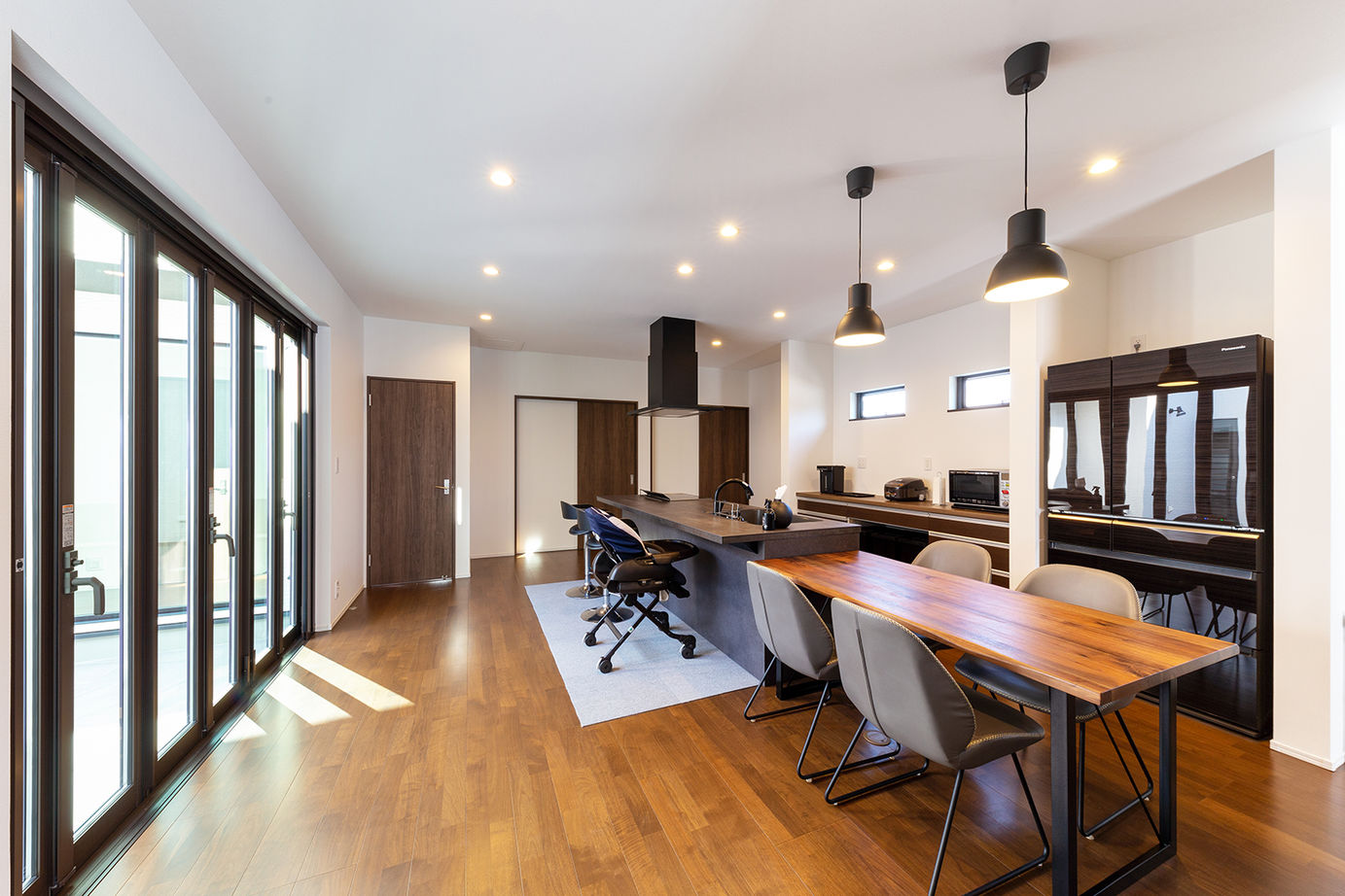 アエラホーム 【平屋／中庭／ペット／収納充実】家の中心に中庭を設け、光溢れる開放的な暮らしを楽しむ平屋の建築実例画像1