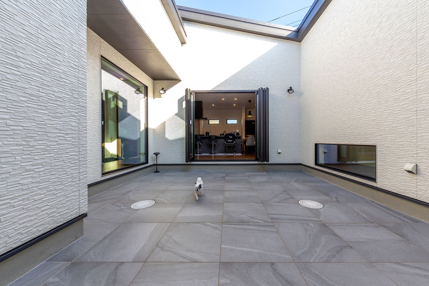 アエラホーム 【平屋／中庭／ペット／収納充実】家の中心に中庭を設け、光溢れる開放的な暮らしを楽しむ平屋の建築実例画像2