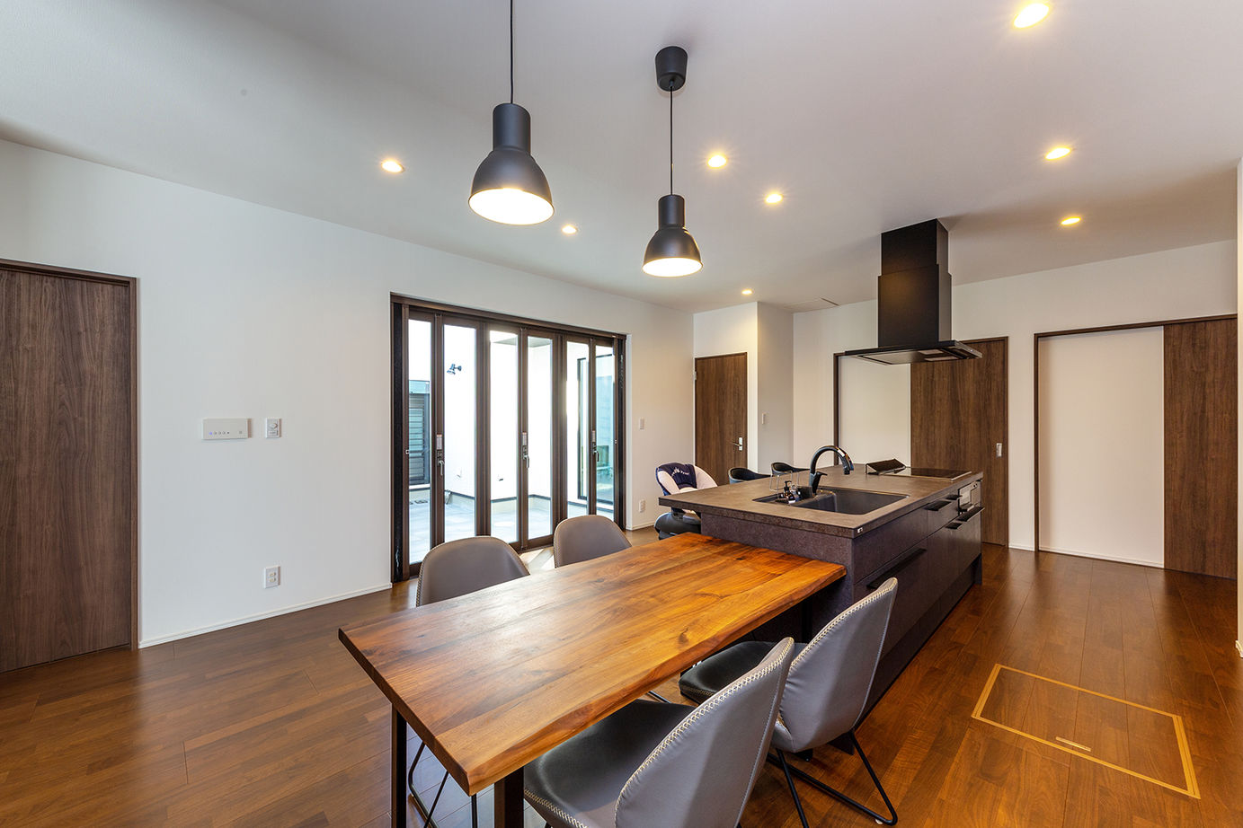 アエラホーム 【平屋／中庭／ペット／収納充実】家の中心に中庭を設け、光溢れる開放的な暮らしを楽しむ平屋の建築実例画像8