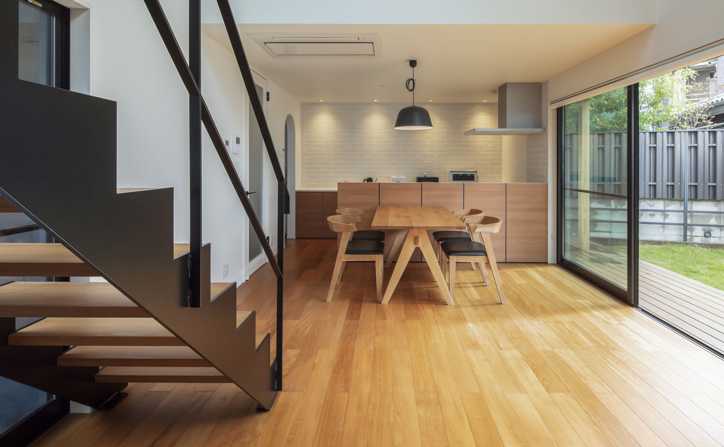 Beans Home 【3000万円台/京都/40坪台/二世帯】中庭と吹抜けがゆとりを生み出す二世帯の家の建築実例画像9