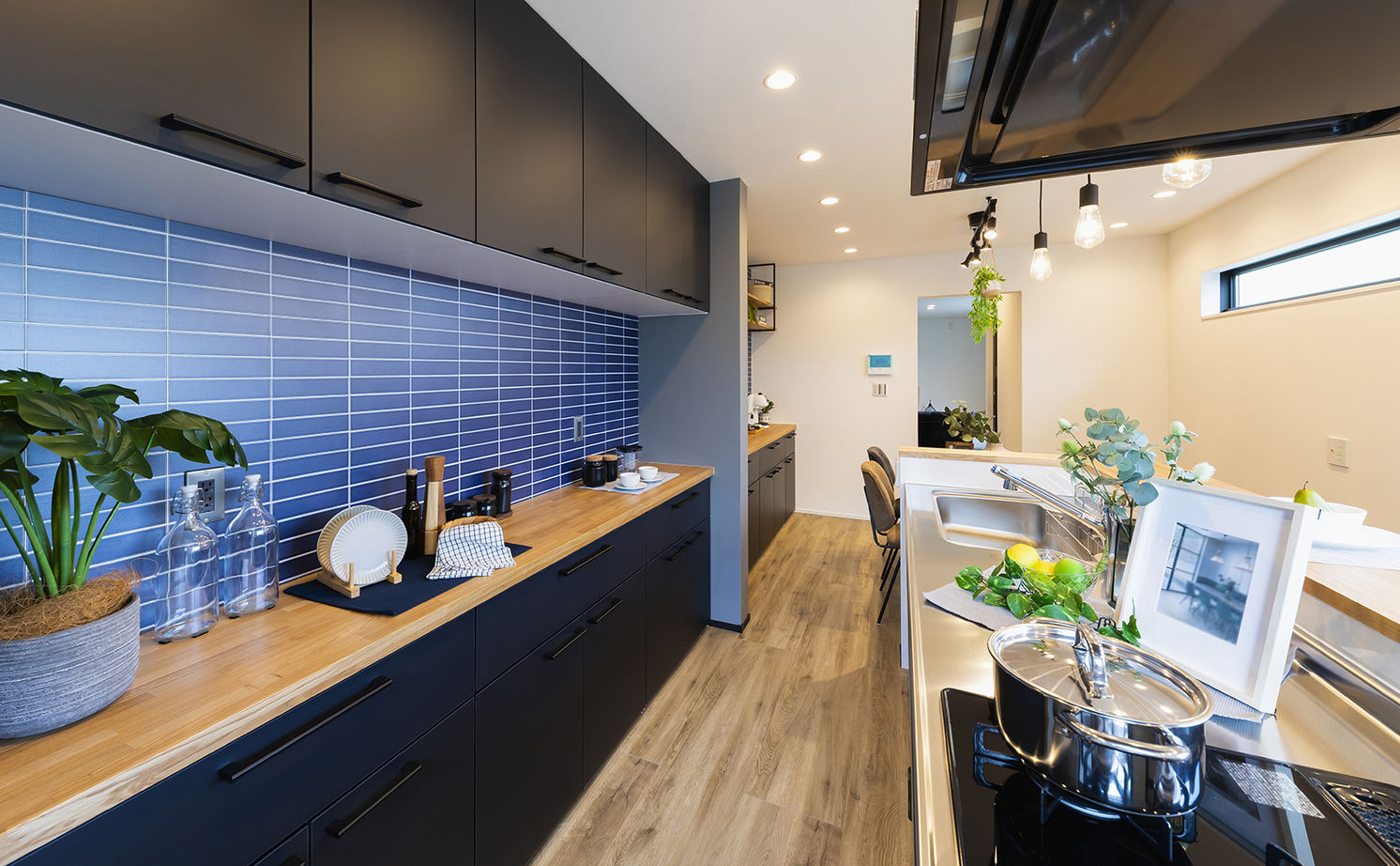 Beans Home 【2000万円台/間口3.3m/狭小/３階建て】2階LDKで採光を確保。大好きな空間で毎朝のコーヒーを楽しむ。の建築実例画像3