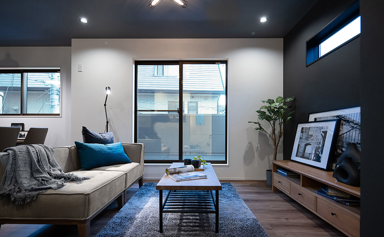 Beans Home 【1000万円台/大阪/狭小/15坪/３階建て】ブルーグレイの住まいに、暗めの天井や照明など大好きを詰め込んでの建築実例画像2