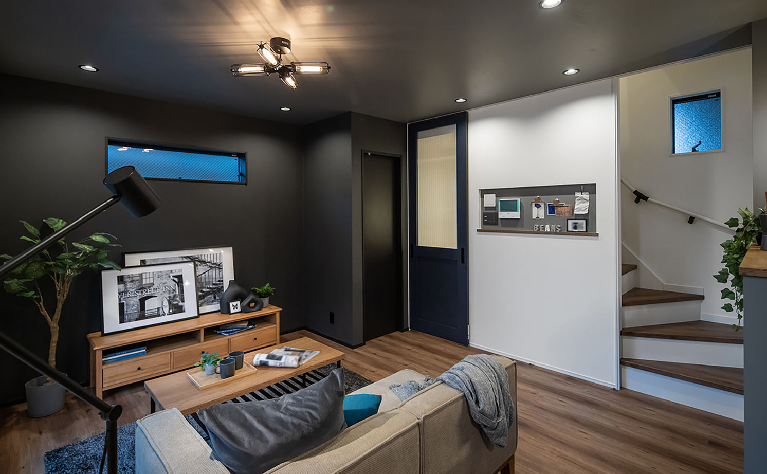 Beans Home 【1000万円台/大阪/狭小/15坪/３階建て】ブルーグレイの住まいに、暗めの天井や照明など大好きを詰め込んでの建築実例画像3