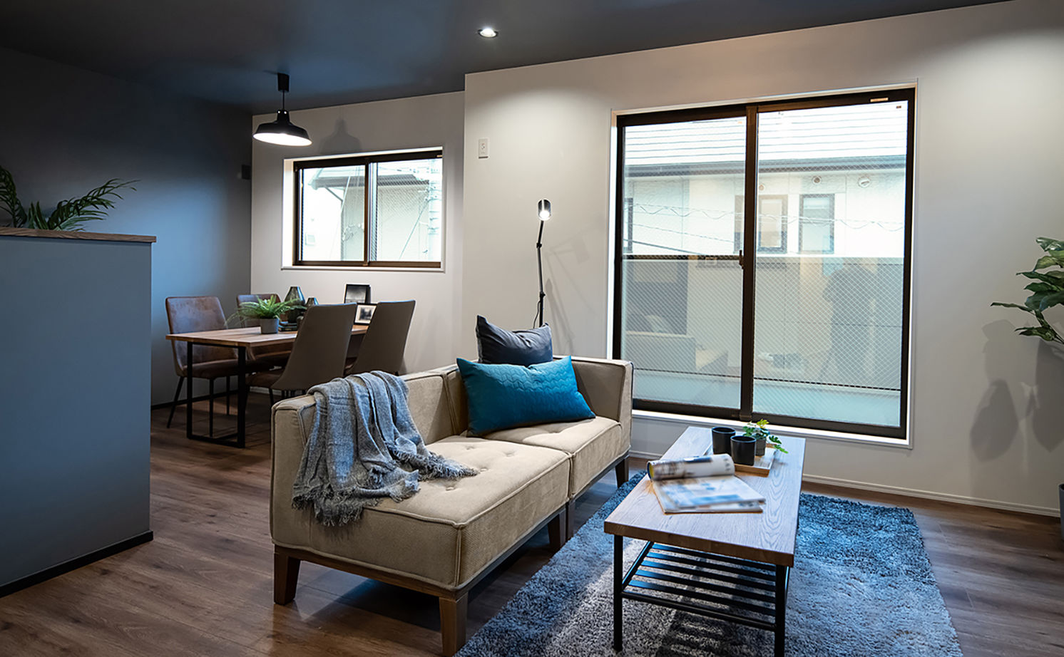 Beans Home 【1000万円台/大阪/狭小/15坪/３階建て】ブルーグレイの住まいに、暗めの天井や照明など大好きを詰め込んでの建築実例画像4