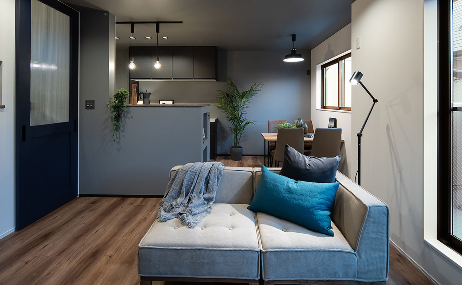 Beans Home 【1000万円台/大阪/狭小/15坪/３階建て】ブルーグレイの住まいに、暗めの天井や照明など大好きを詰め込んでの建築実例画像5