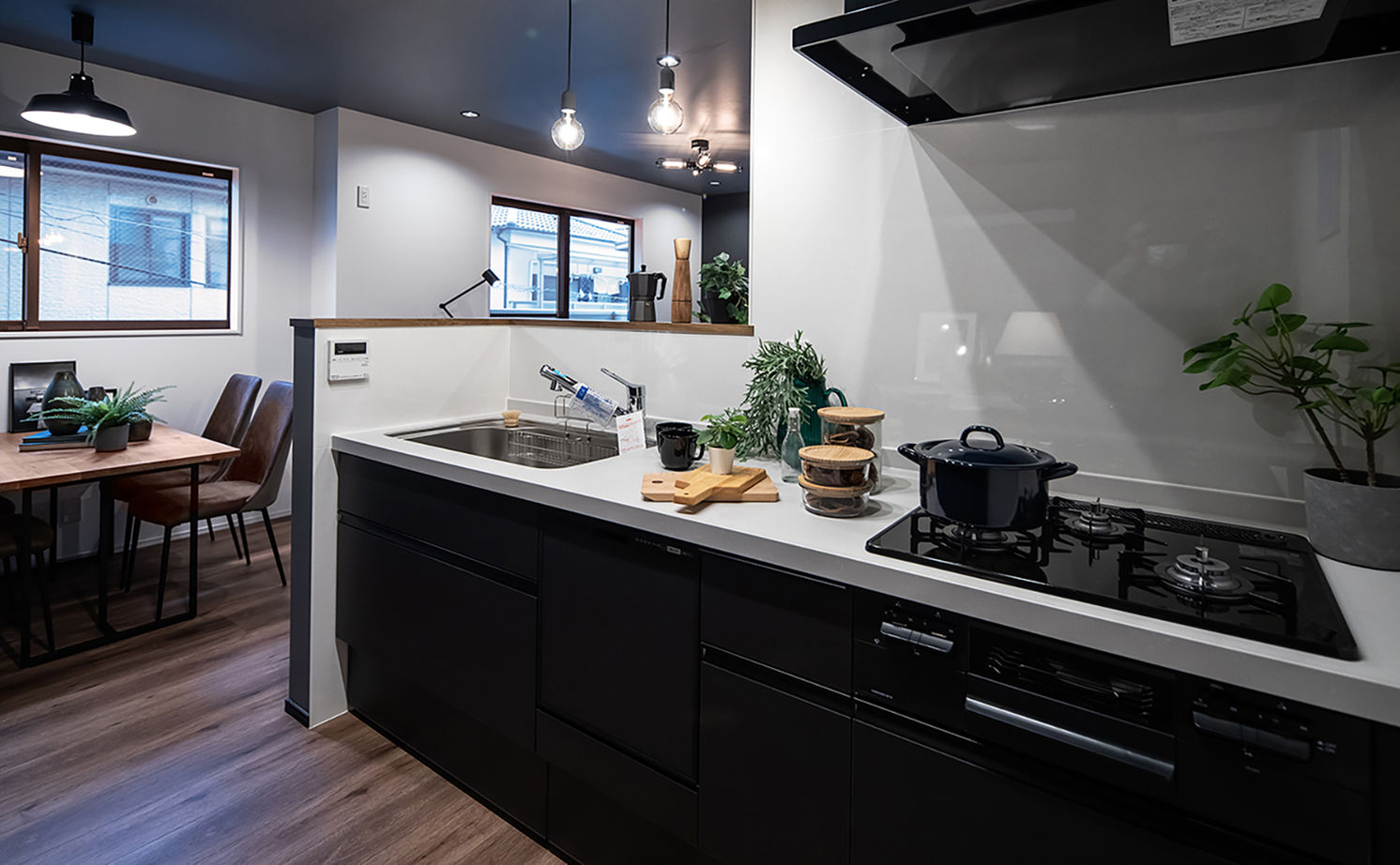 Beans Home 【1000万円台/大阪/狭小/15坪/３階建て】ブルーグレイの住まいに、暗めの天井や照明など大好きを詰め込んでの建築実例画像6