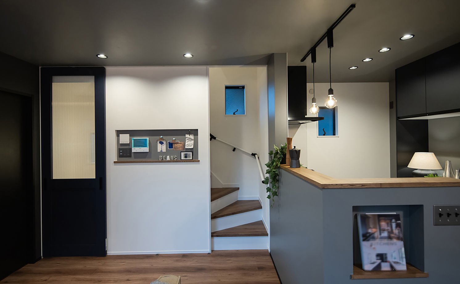 Beans Home 【1000万円台/大阪/狭小/15坪/３階建て】ブルーグレイの住まいに、暗めの天井や照明など大好きを詰め込んでの建築実例画像9