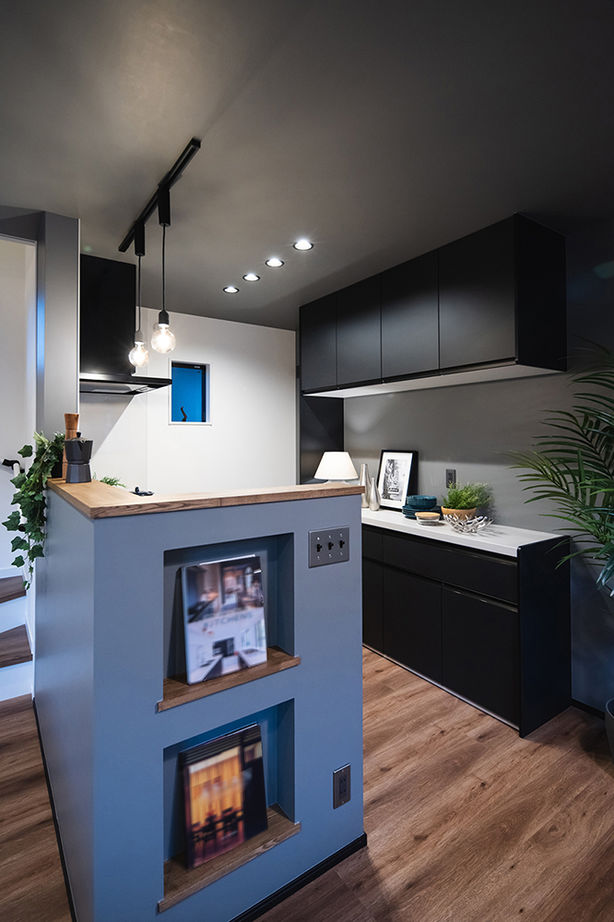 Beans Home 【1000万円台/大阪/狭小/15坪/３階建て】ブルーグレイの住まいに、暗めの天井や照明など大好きを詰め込んでの建築実例画像11