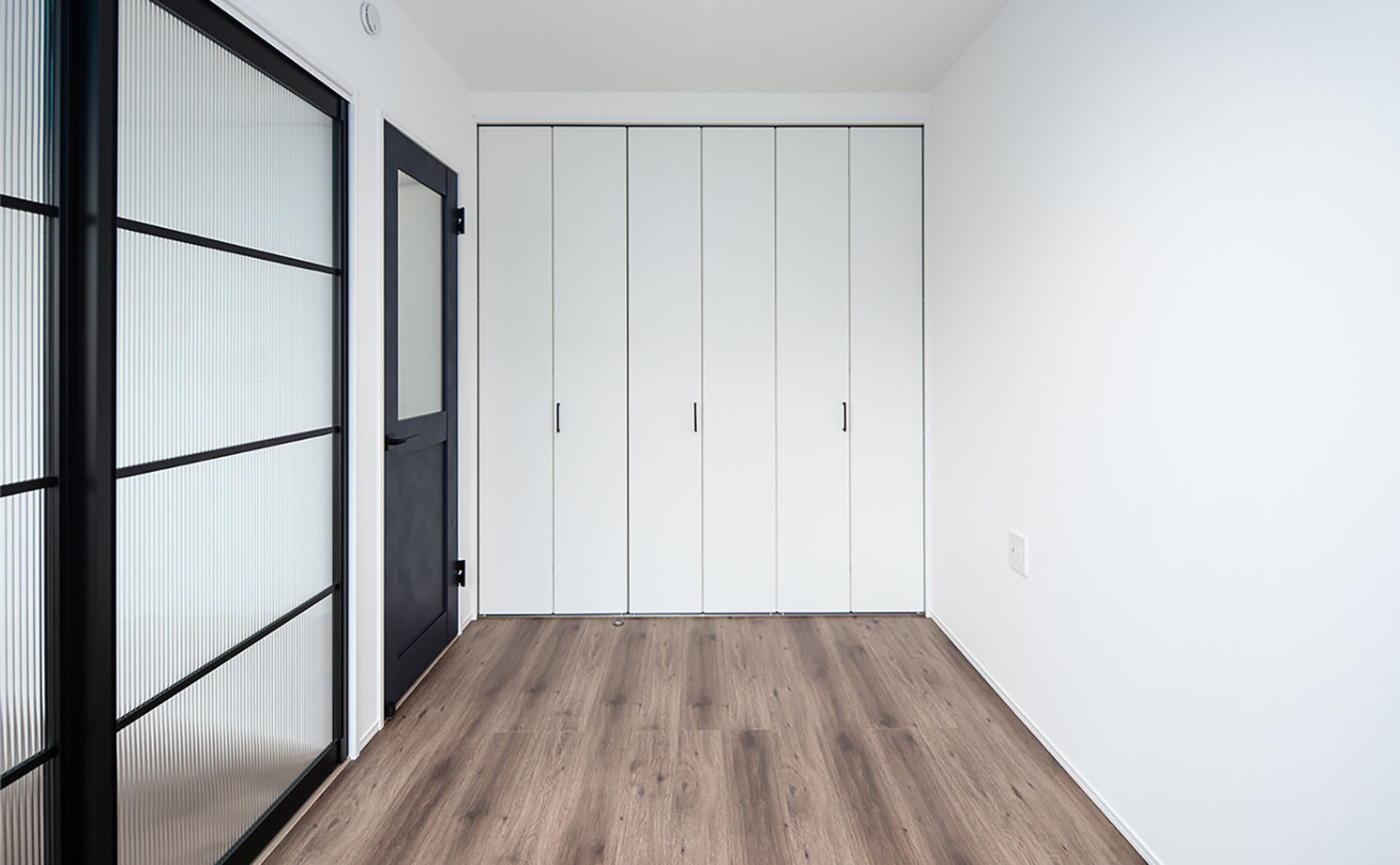 Beans Home 【1000万円台/大阪/狭小/15坪/３階建て】ブルーグレイの住まいに、暗めの天井や照明など大好きを詰め込んでの建築実例画像12