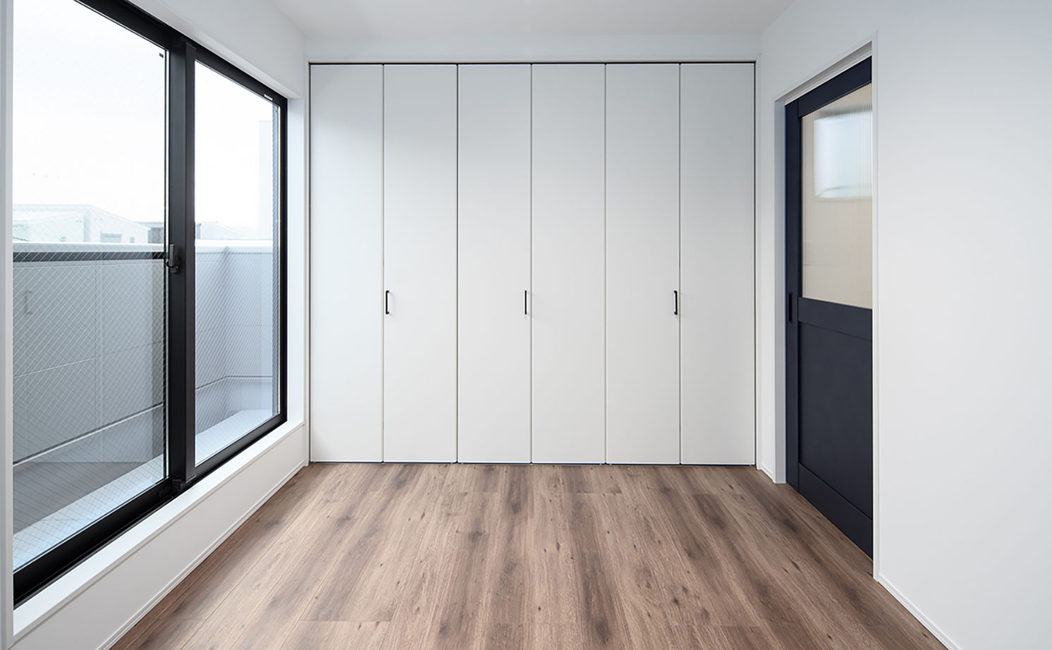 Beans Home 【1000万円台/大阪/狭小/15坪/３階建て】ブルーグレイの住まいに、暗めの天井や照明など大好きを詰め込んでの建築実例画像13