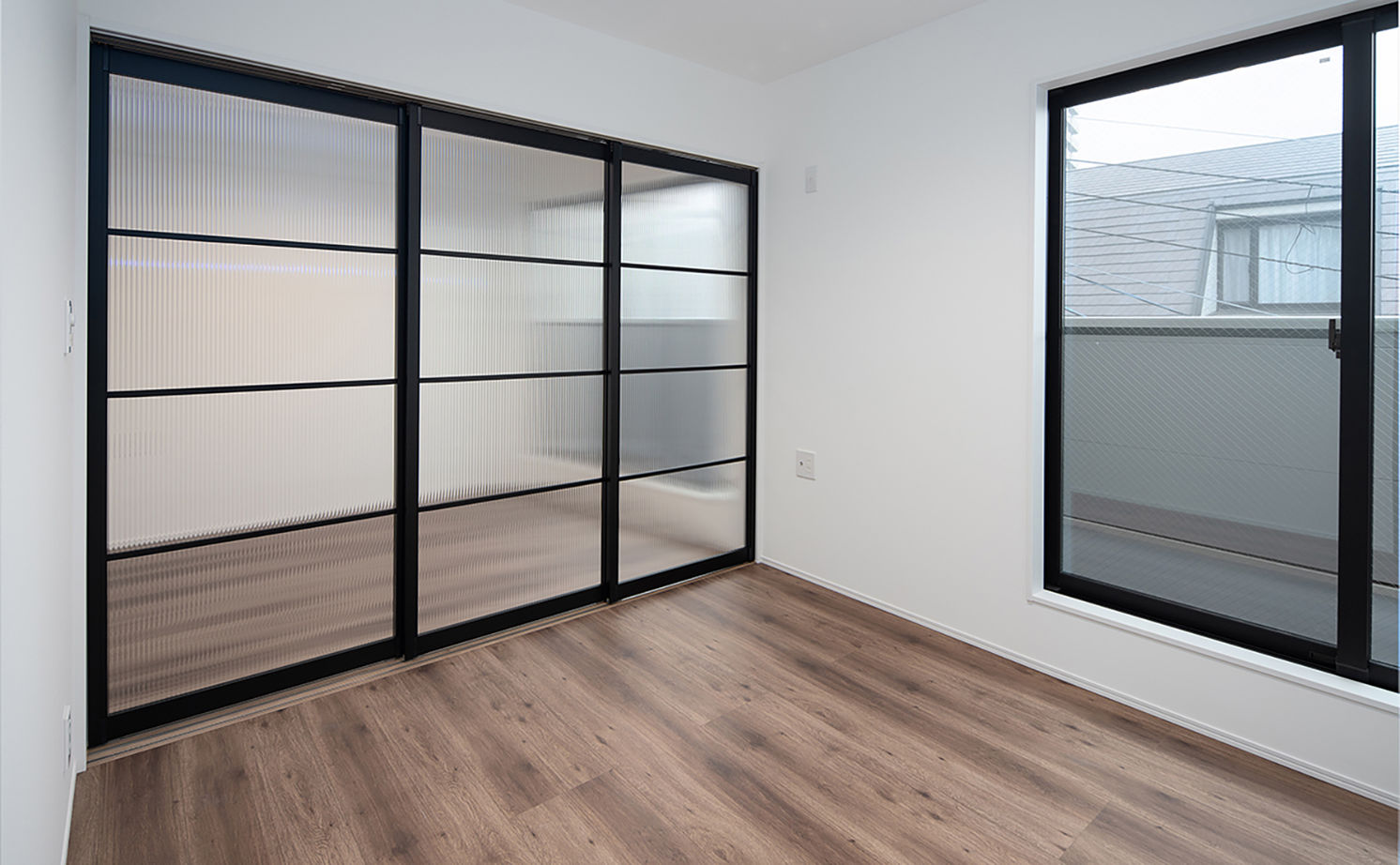 Beans Home 【1000万円台/大阪/狭小/15坪/３階建て】ブルーグレイの住まいに、暗めの天井や照明など大好きを詰め込んでの建築実例画像14