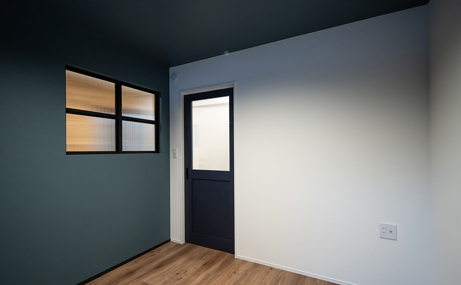 Beans Home 【1000万円台/大阪/狭小/15坪/３階建て】ブルーグレイの住まいに、暗めの天井や照明など大好きを詰め込んでの建築実例画像16