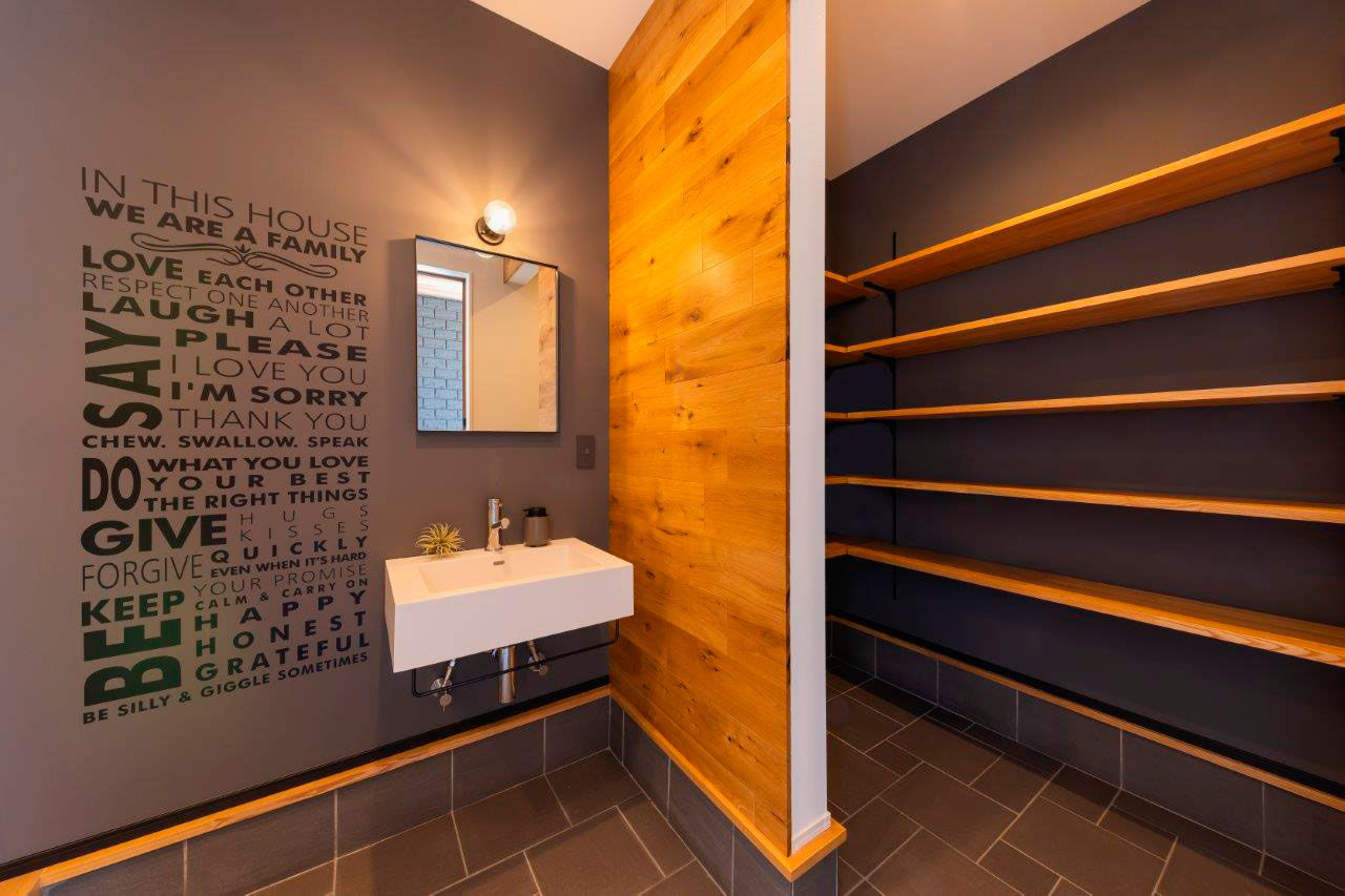 Beans Home 【2000万円台/大阪/延床30坪台/3階建て】随所に無垢の木を使った、北欧インダストリアルな自分たちらしい家の建築実例画像7