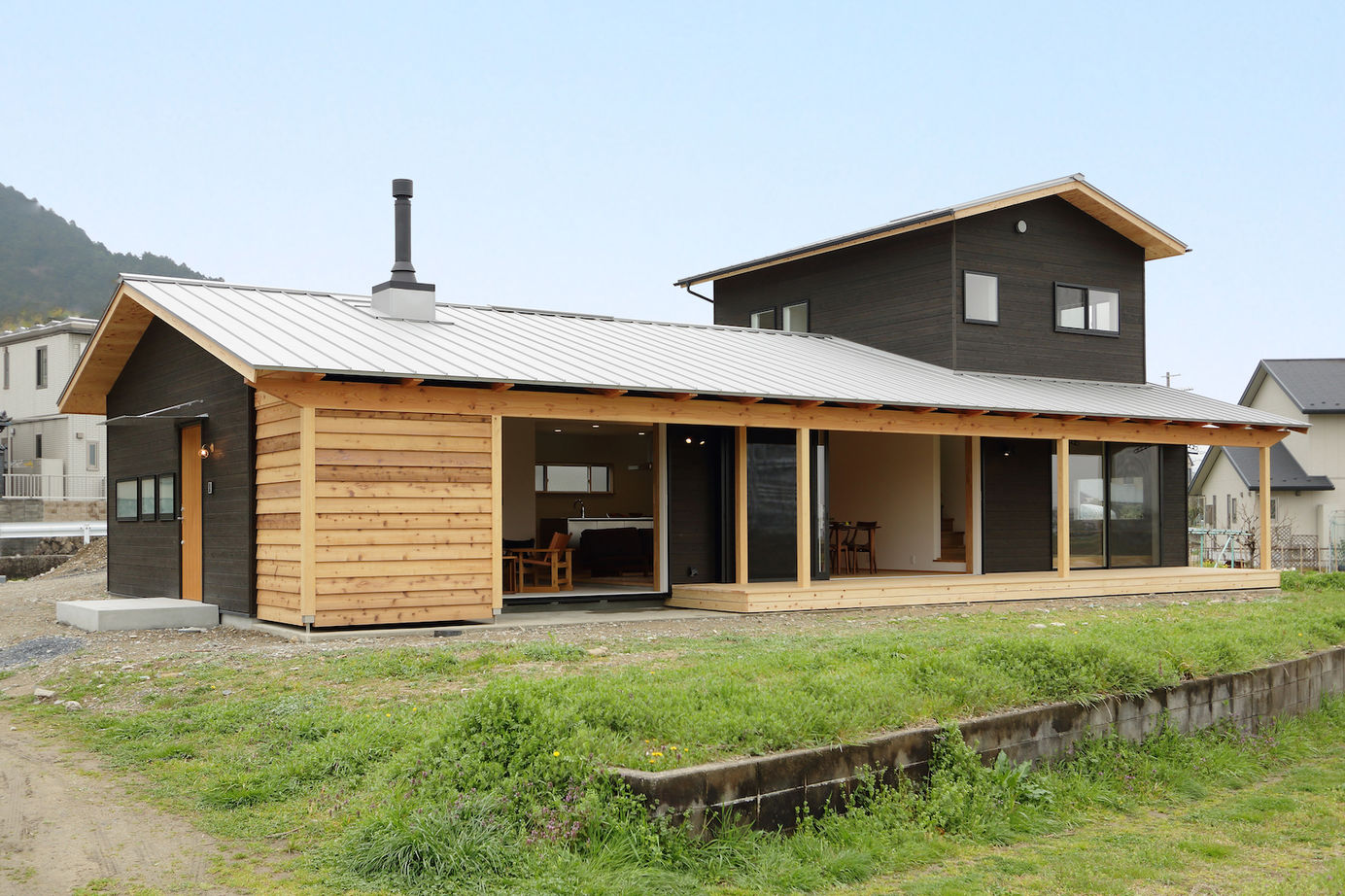 iKKA 【滋賀県｜2400万円台｜延床41坪｜間取り有】LDKから田園風景や桜並木、山々の景色を望む平屋のような家の建築実例画像2