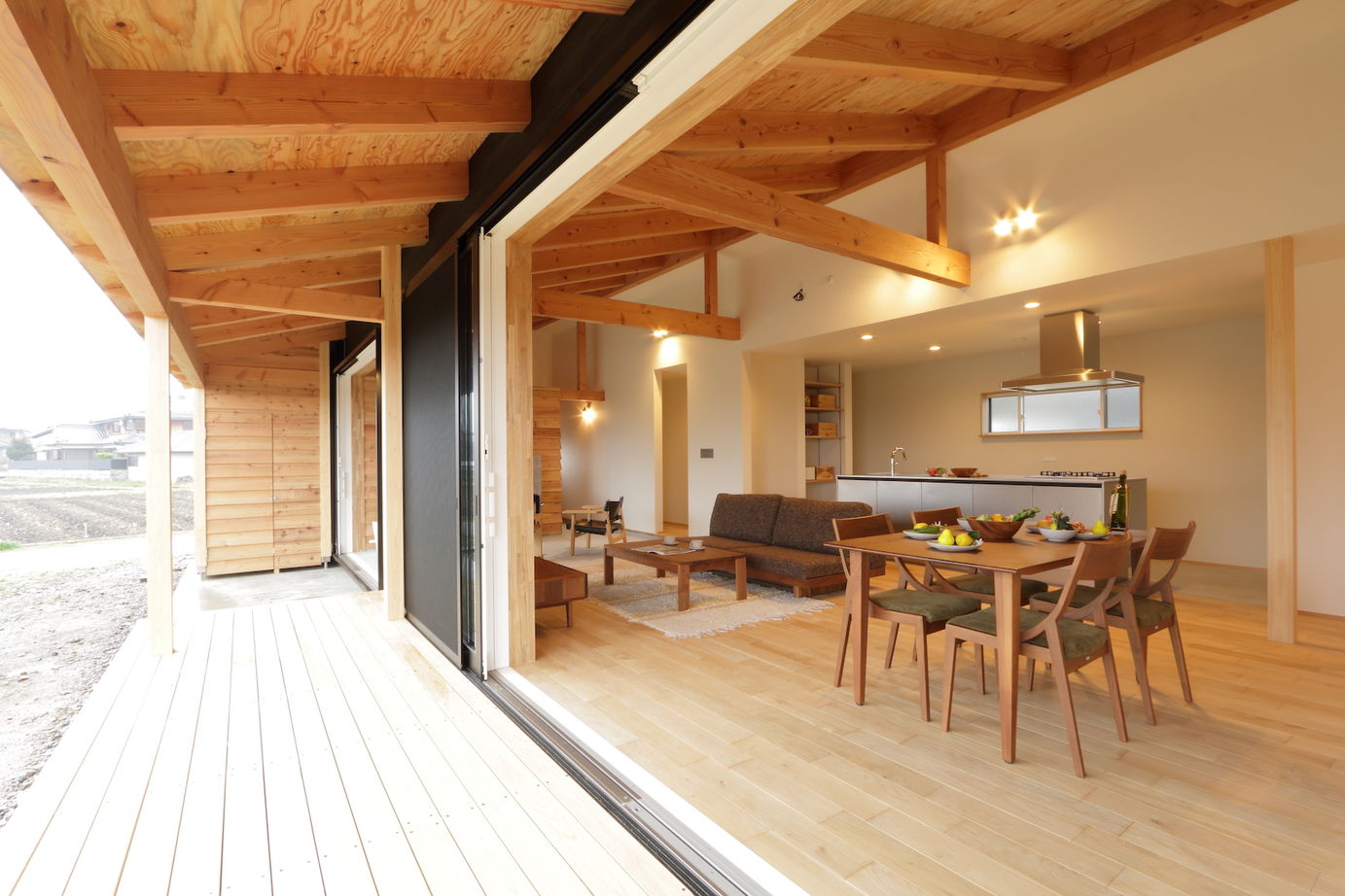 iKKA 【滋賀県｜2400万円台｜延床41坪｜間取り有】LDKから田園風景や桜並木、山々の景色を望む平屋のような家の建築実例画像4