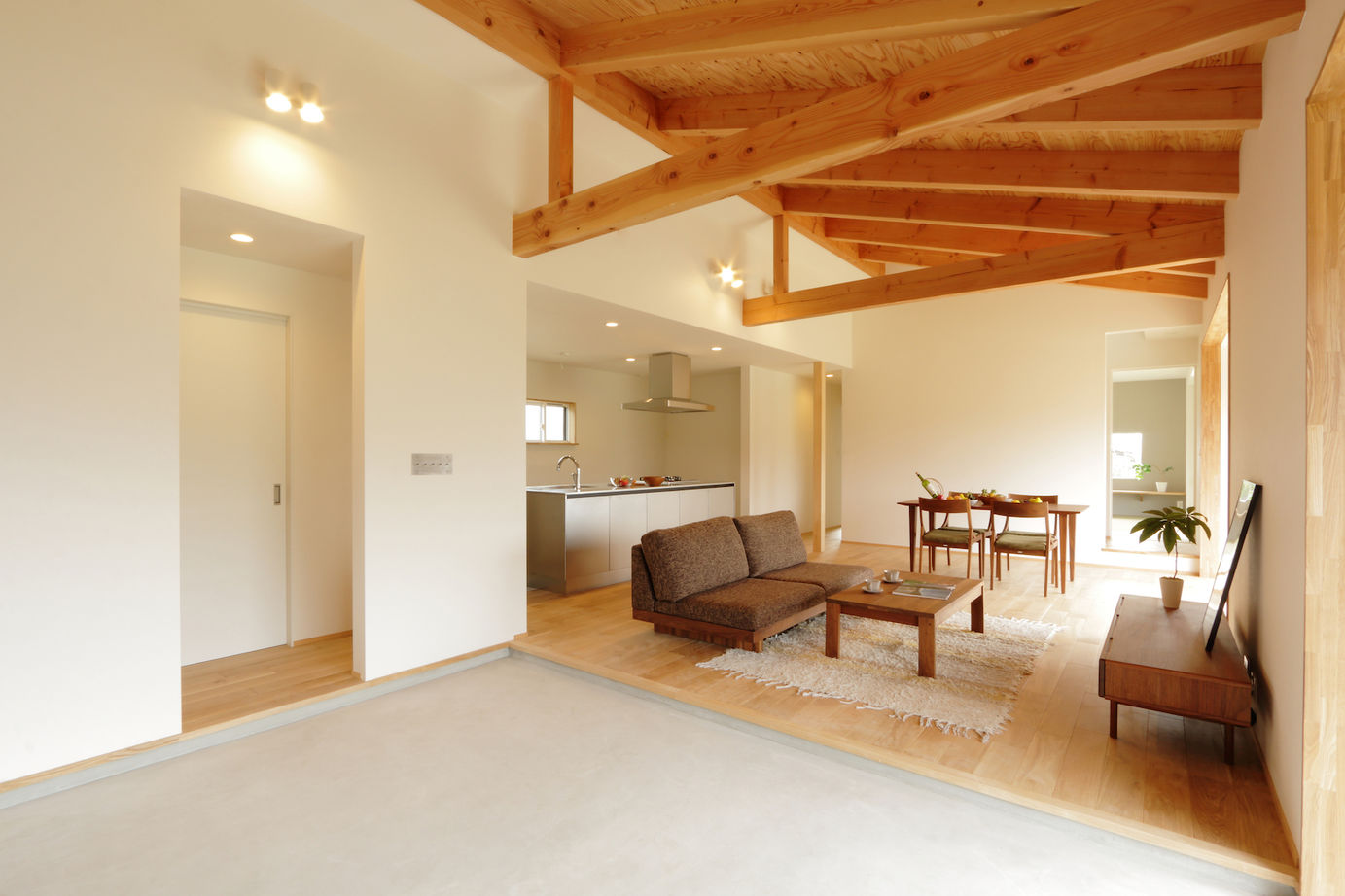 iKKA 【滋賀県｜2400万円台｜延床41坪｜間取り有】LDKから田園風景や桜並木、山々の景色を望む平屋のような家の建築実例画像5