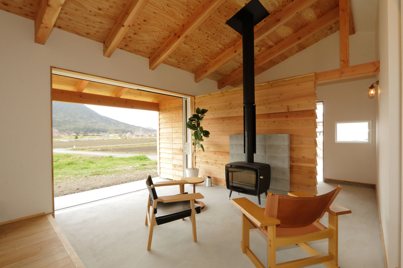 iKKA 【滋賀県｜2400万円台｜延床41坪｜間取り有】LDKから田園風景や桜並木、山々の景色を望む平屋のような家の建築実例画像7