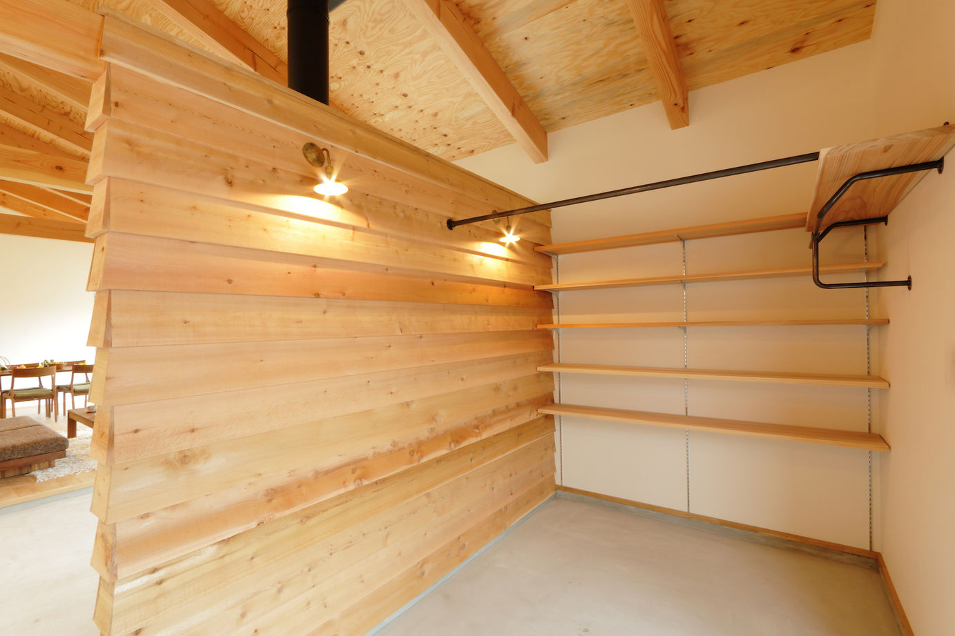 iKKA 【滋賀県｜2400万円台｜延床41坪｜間取り有】LDKから田園風景や桜並木、山々の景色を望む平屋のような家の建築実例画像8