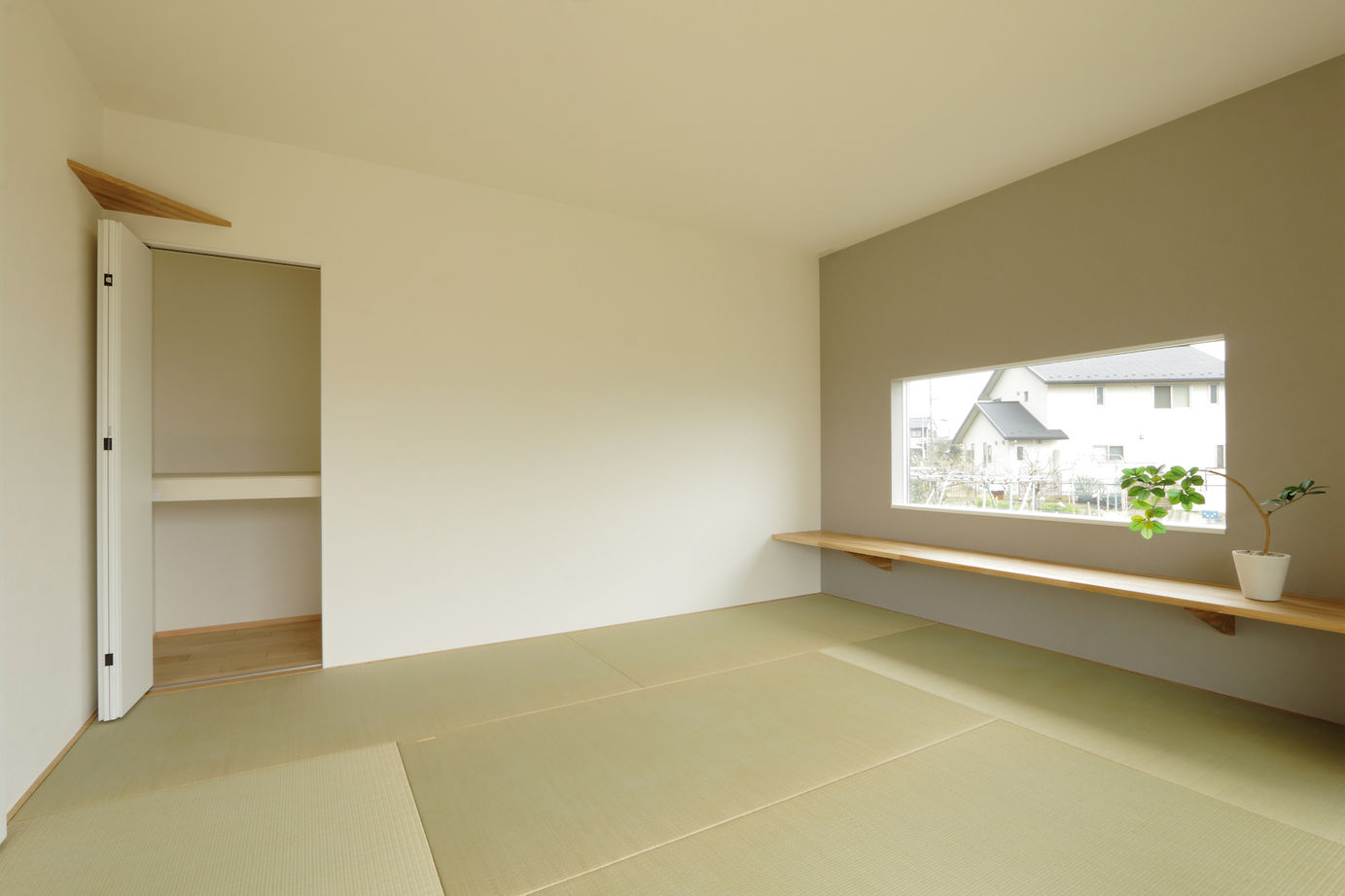 iKKA 【滋賀県｜2400万円台｜延床41坪｜間取り有】LDKから田園風景や桜並木、山々の景色を望む平屋のような家の建築実例画像9